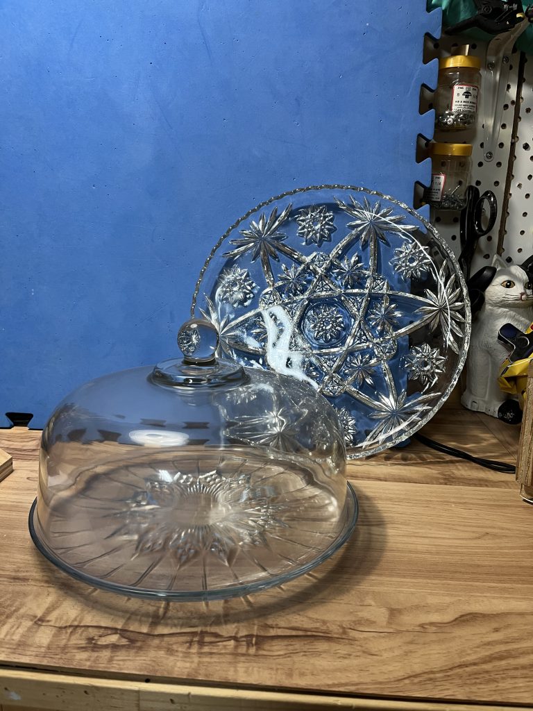 cloche-a-gateaux-et-assiette-cruditer.jpg