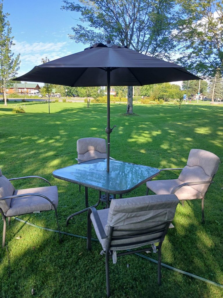 Table-3282fff7-df0e-4b3c-b36a-7068a3ae549a.jpg