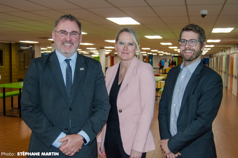 Le directeur du Centre de services scolaire de Sorel-Tracy, en compagnie d’Audrey Mills et Patrick Lamothe, respectivement directrice de l’École secondaire Fernand-Lefebvre et directeur de l’École secondaire Bernard-Gariépy.